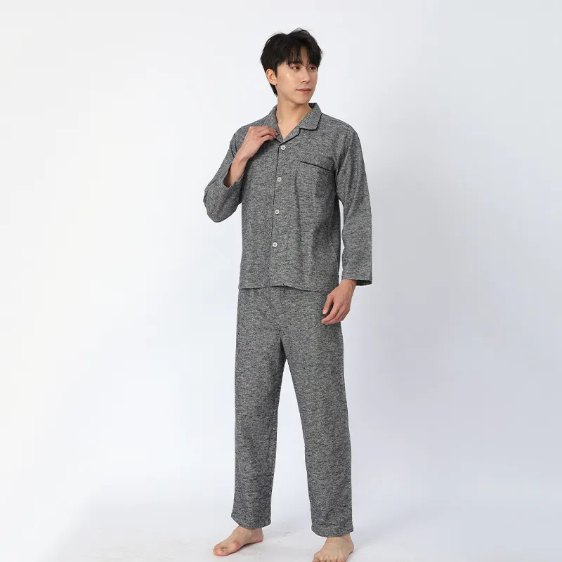 Пижама из хлопка с длинными рукавами, изготовленная из крашеной в пряже хлопковой фланели.1