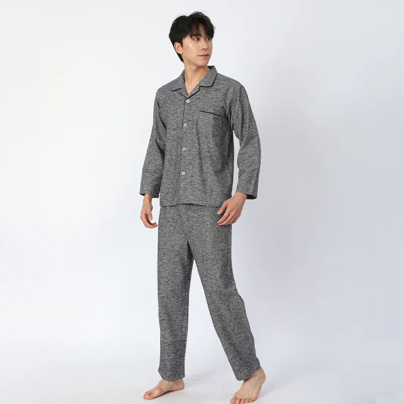 Пижама из хлопка с длинными рукавами, изготовленная из крашеной в пряже хлопковой фланели.3